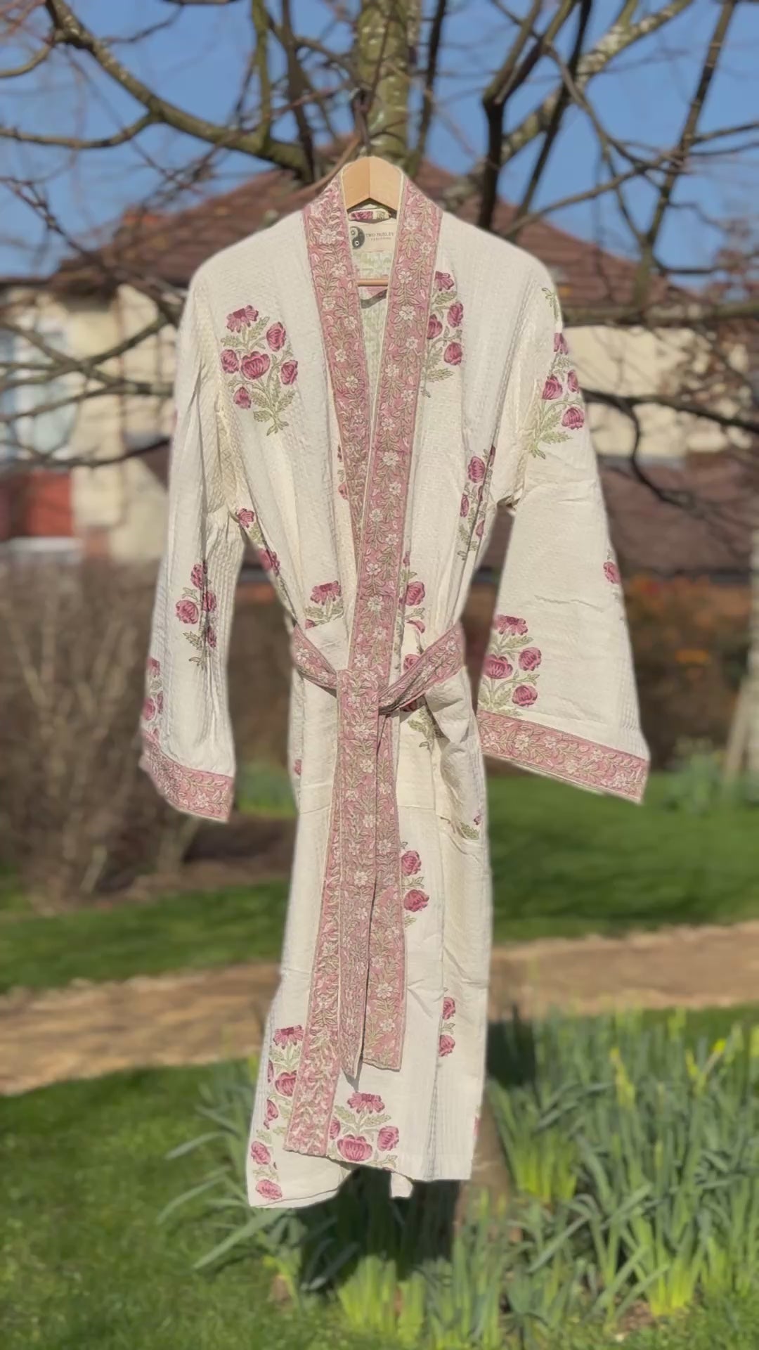 Short video zooming in on the dusky pink motifs of the waffle robe