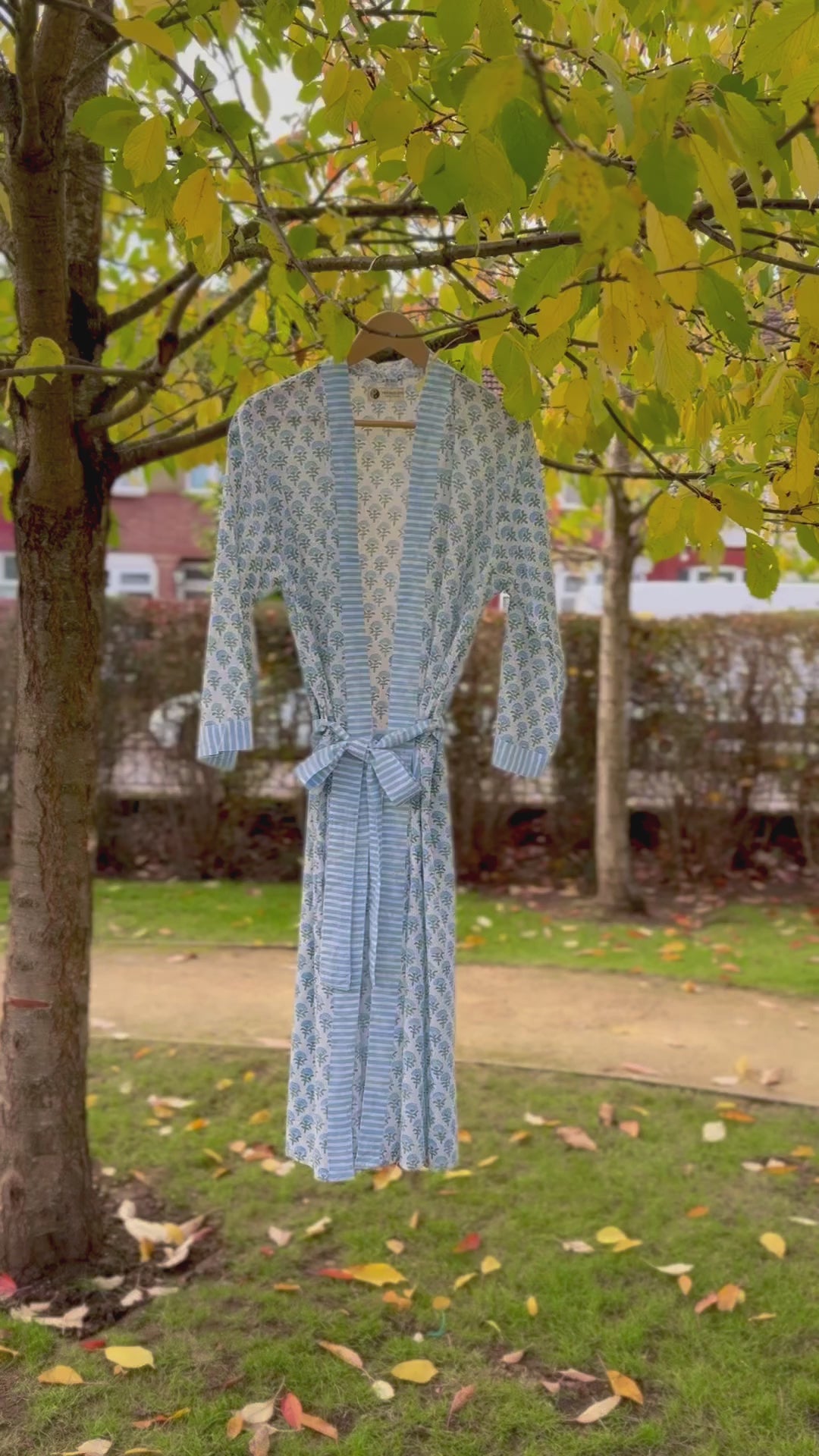 Zoomed in video of the blue blossom cotton dressing gown.